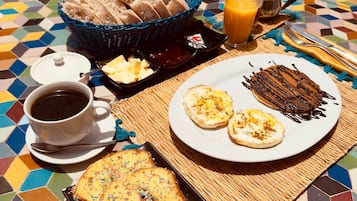 Desayuno con opciones de la cocina local incluido todos los dĂas