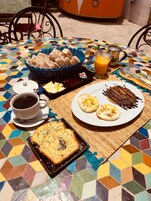 Desayuno con opciones de la cocina local incluido todos los días 