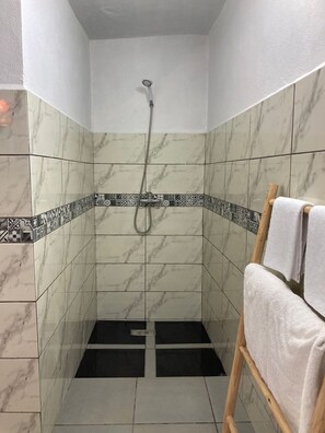 Dormitorio compartido Confort, solo para mujeres | Baño | Regadera, regadera tipo lluvia, toallas, papel de baño 