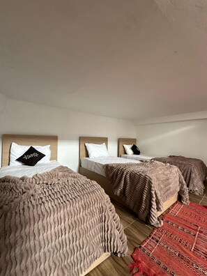 Dortoir Partagé Standard, femmes uniquement | Literie de qualité supérieure, coffres-forts dans les chambres