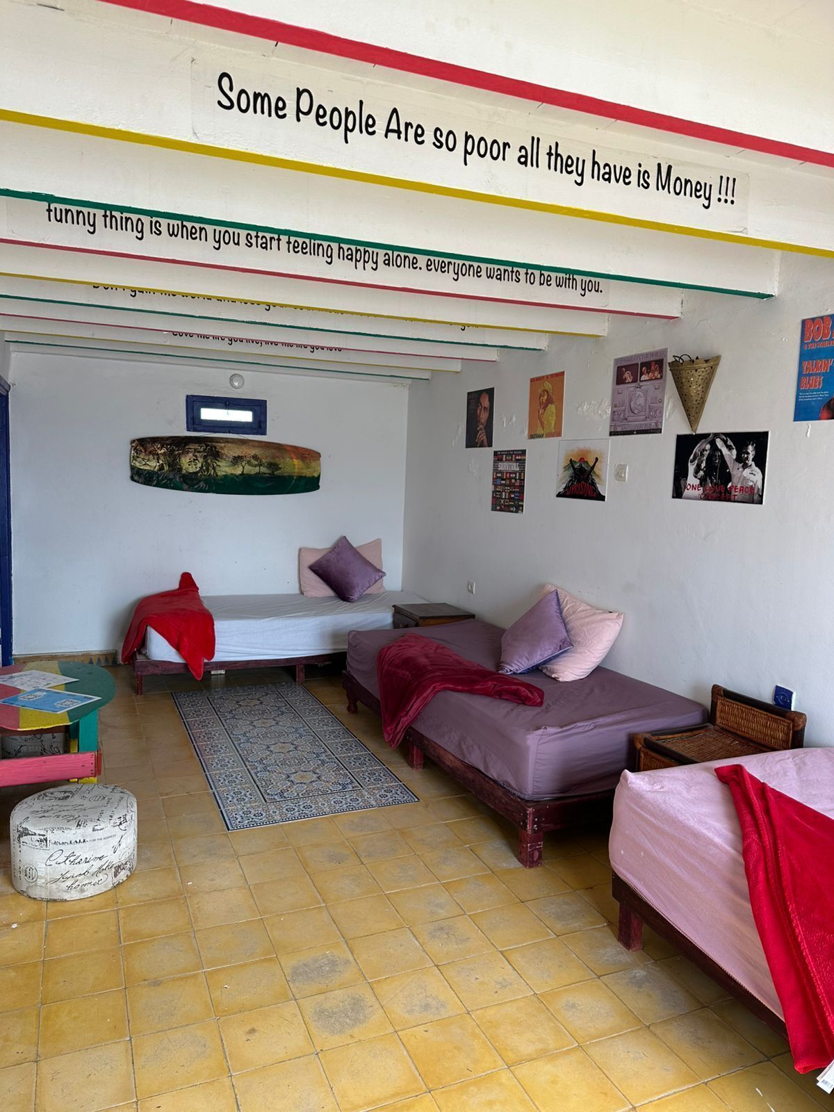 أغطية فراش متميزة وخزنة داخل الغرفة وبديكورات فريدة لكل غرفة