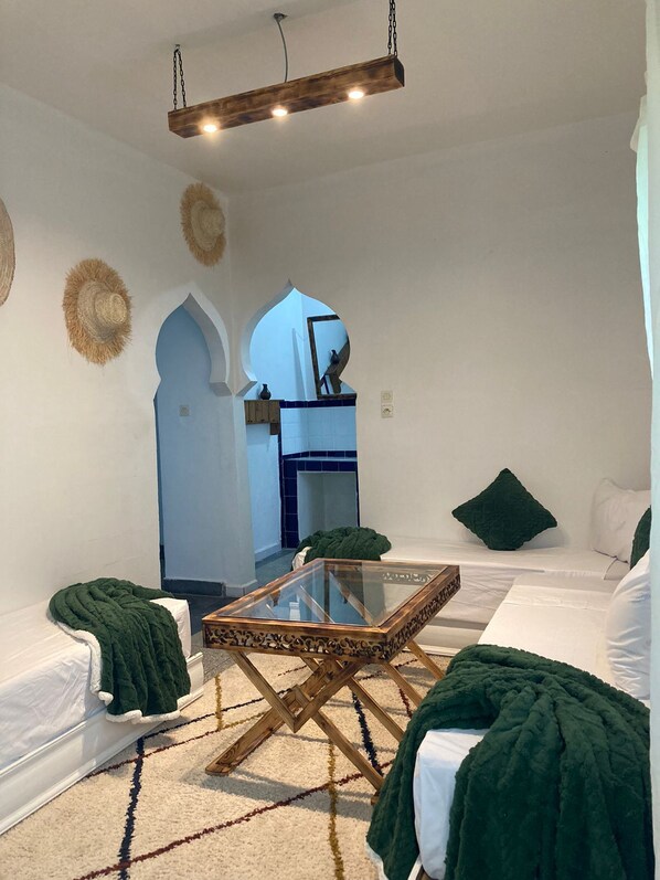 أغطية فراش متميزة وخزنة داخل الغرفة وبديكورات فريدة لكل غرفة