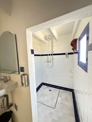 Premium bedding, in-room safe, individually decorated, blackout curtains - Yousurf Surf House (Essaouira)