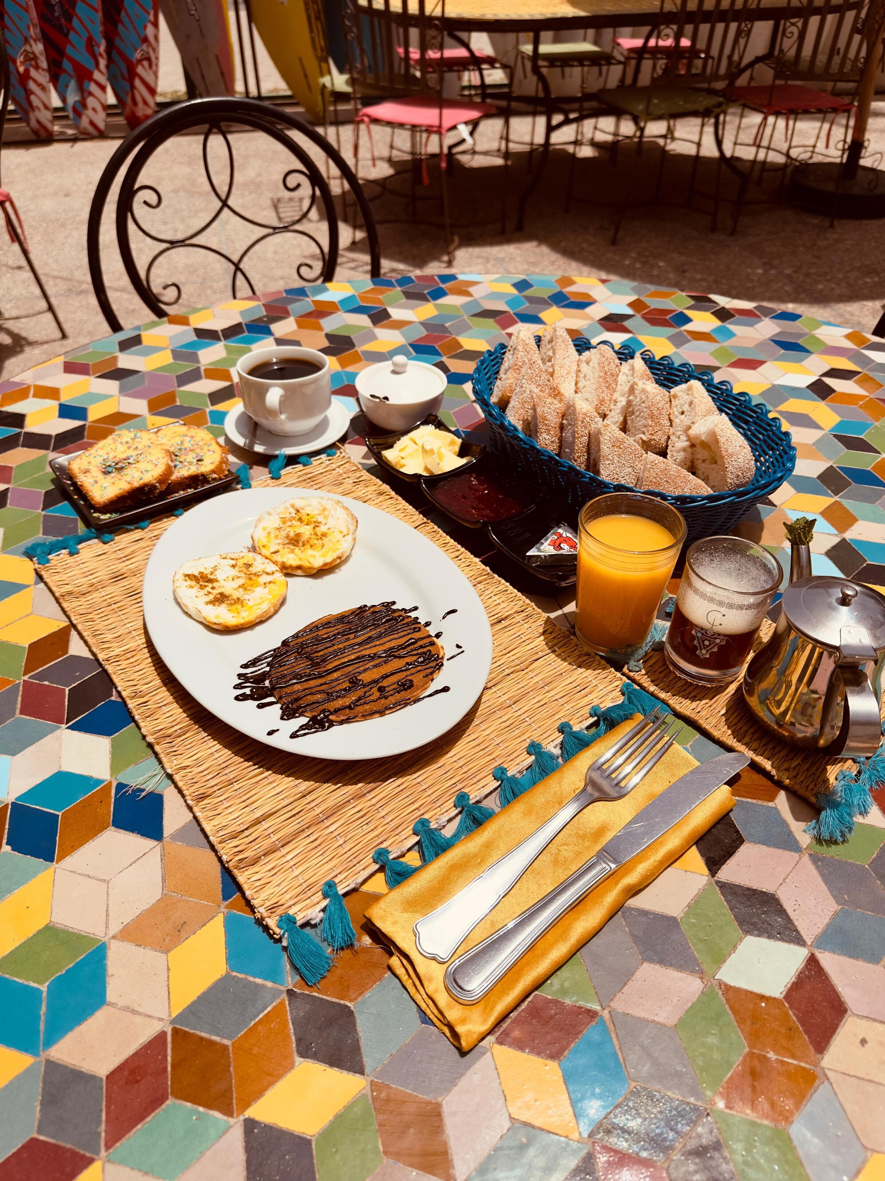 Frokost med lokale retter er inkludert hver dag