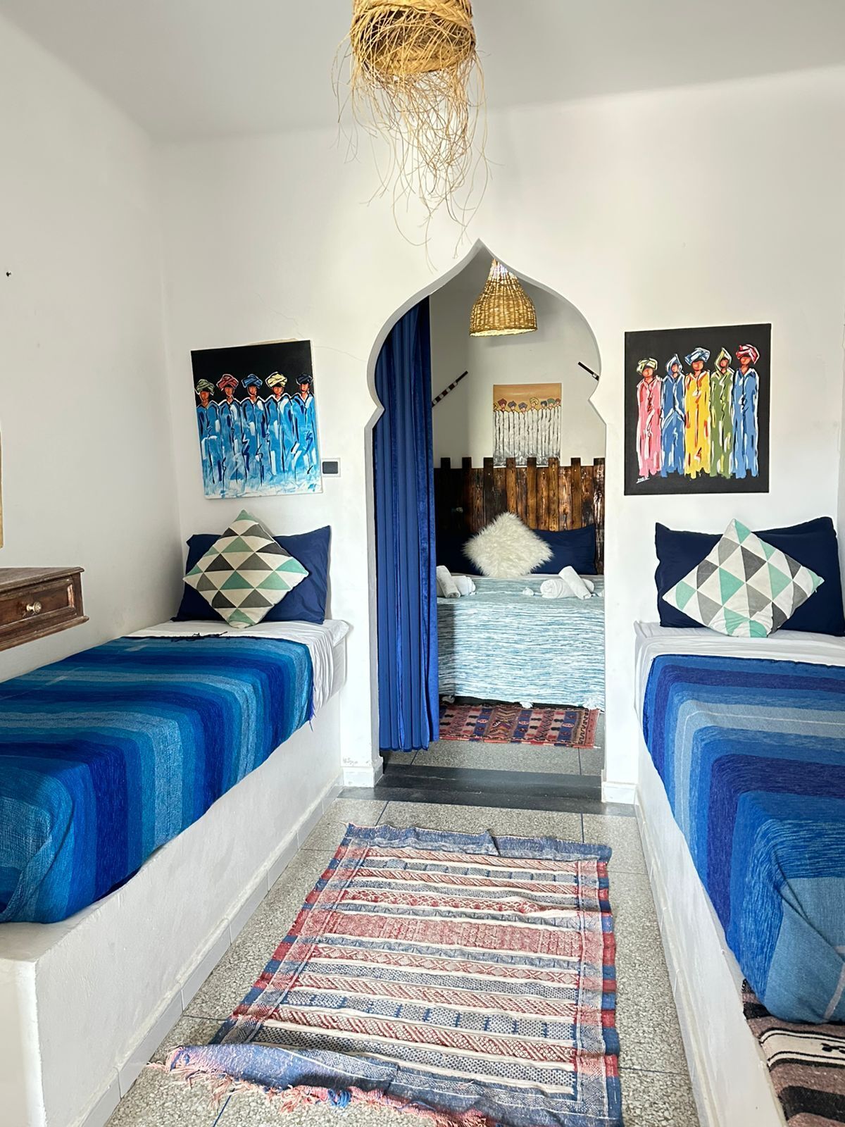 أغطية فراش متميزة وخزنة داخل الغرفة وبديكورات فريدة لكل غرفة