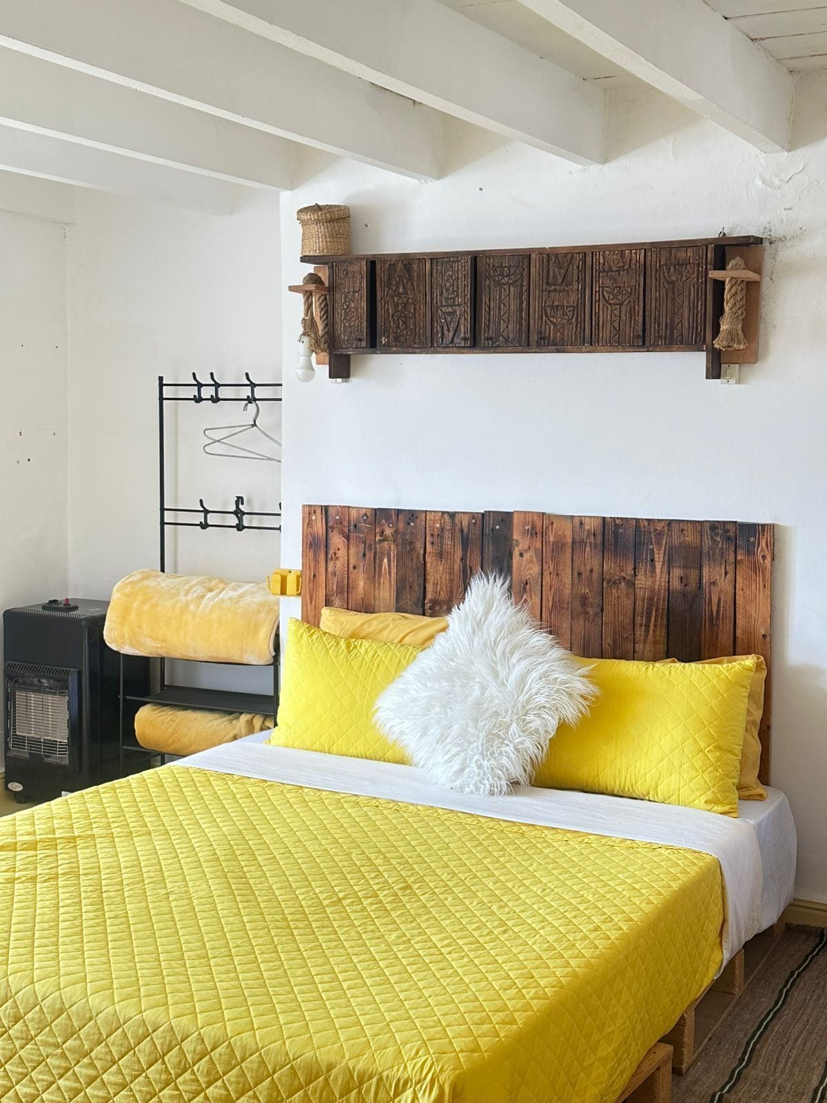 أغطية فراش متميزة وخزنة داخل الغرفة وبديكورات فريدة لكل غرفة