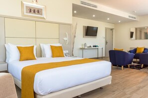 Executive suite | Luxe beddengoed, een minibar, een kluis op de kamer, een bureau