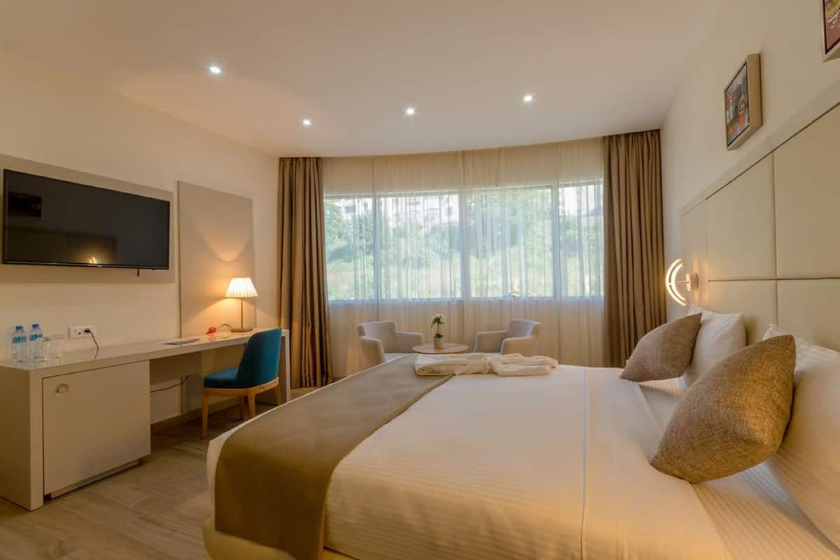 Luxe beddengoed, een minibar, een kluis op de kamer, een bureau