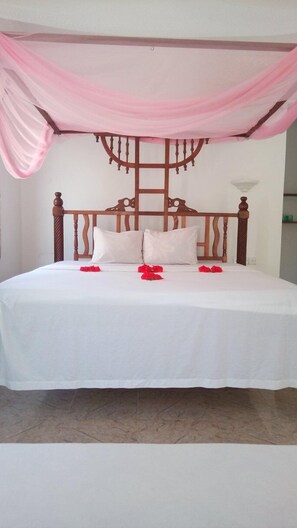 Cots/infant beds, free WiFi