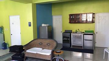 Comfort-Studio, 2 Queen-Betten, Nichtraucher | Wohnbereich | 0-cm-Flachbildfernseher mit Kabelempfang, Fernseher