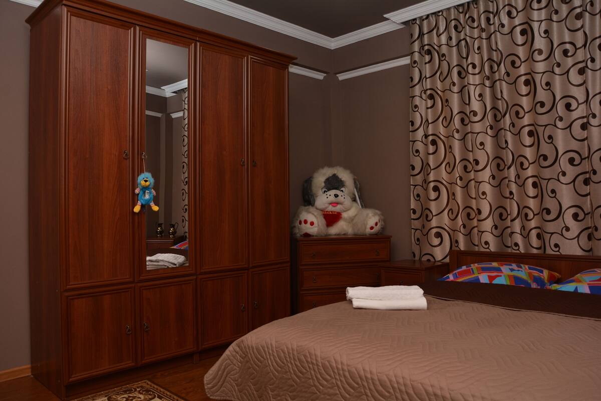 Quarto casal design, banheiro privativo | Vista do quarto