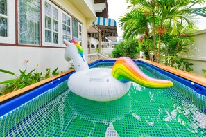 Ferienhaus, eigener Pool | Blick auf den Garten
