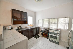 Kjøleskap, mikrobølgeovn, kokeplater og vannkoker