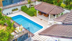 Villa, eigener Pool | Außenpool | Außenpool, geöffnet von 08:00 Uhr bis 23:00 Uhr, Sonnenschirme