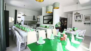 Biệt thự tiện nghi đơn giản | Bếp riêng | Lò nướng, bếp nấu, máy rửa bát, dụng cụ nấu nướng/bát dĩa/dao nĩa