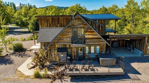 Wonderful 4 bedroom Crestwood townhome! Beautiful views from deck.