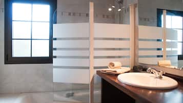 Double Room, 1 Double Bed | Deep-soaking bathtub