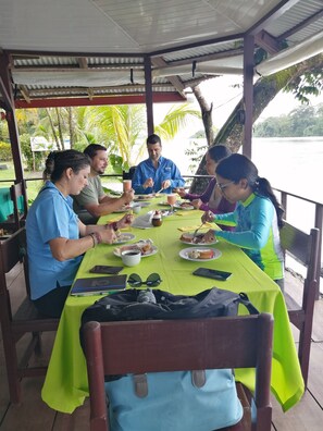 Der serveres morgenmad, frokost og aftensmad