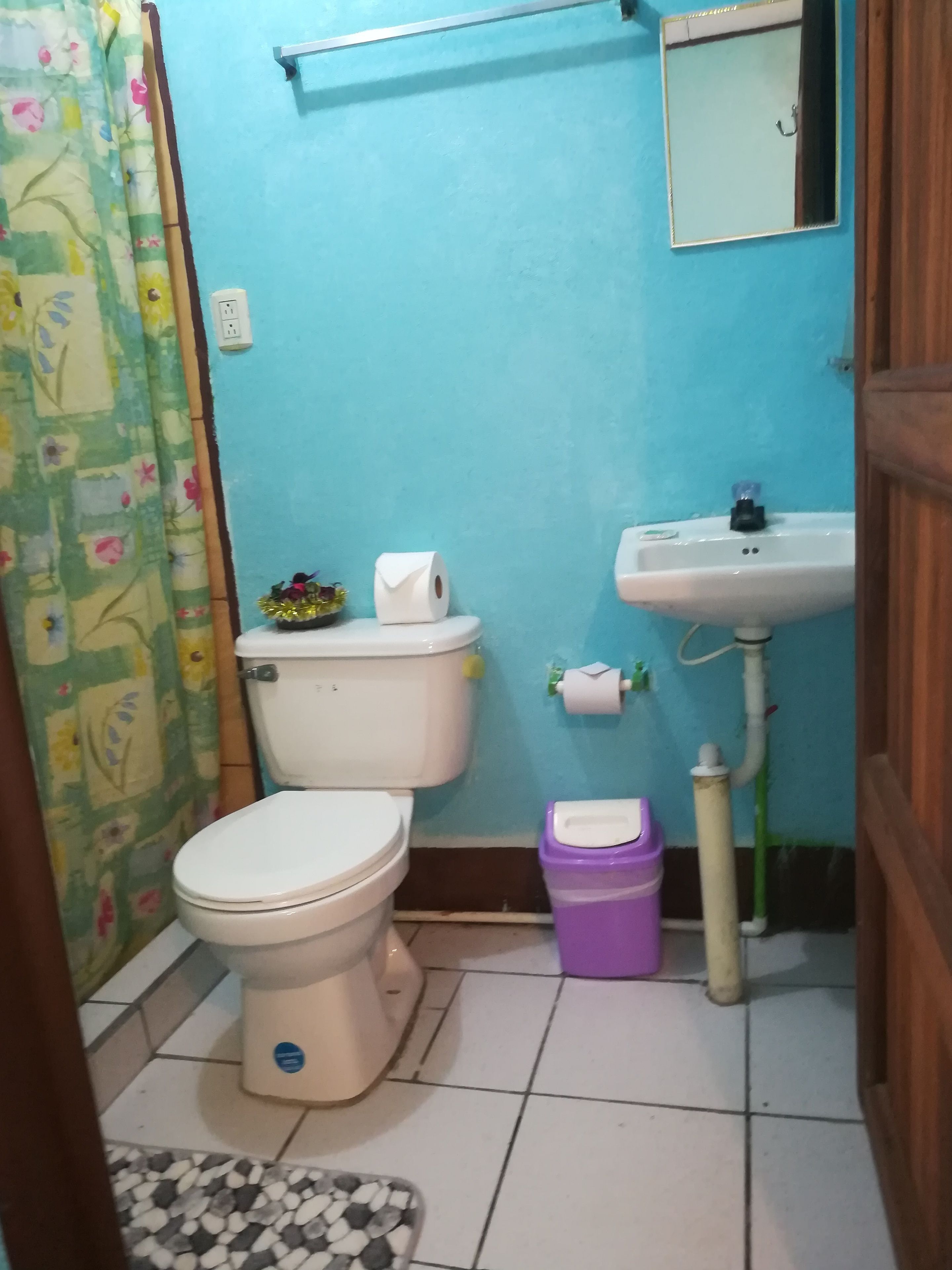 shower, rainfall showerhead, free toiletries, towels