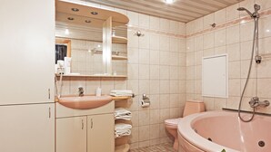 A bathroom with a sink, mirror, toilet, and bathtub. - Mini-Hotel Kievskiy (Kyiv)