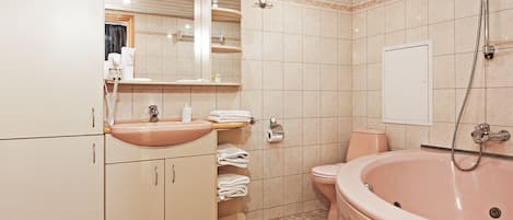 Suite | Bathroom | Free toiletries, hair dryer, slippers, towels