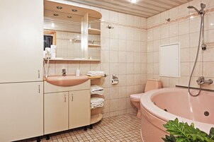 Artículos de tocador gratuitos, secador de pelo, pantuflas, toallas