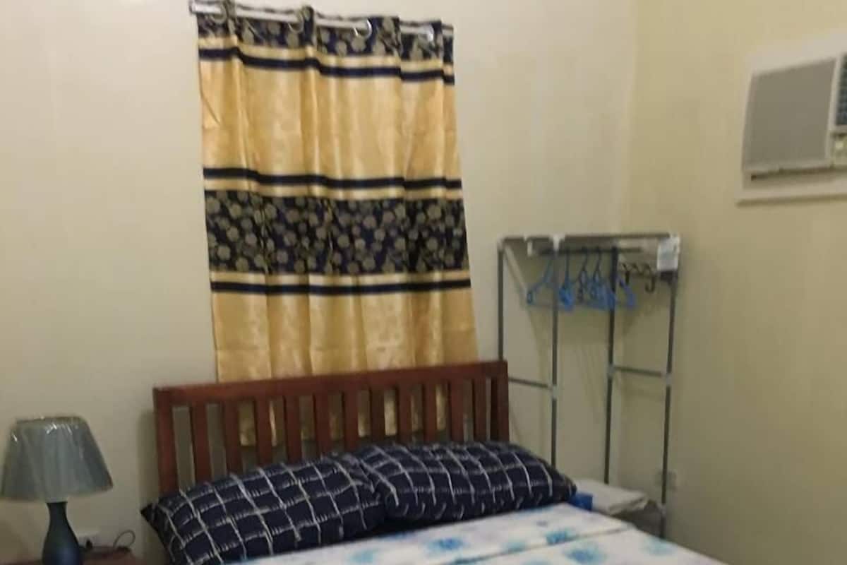 Egyptian cotton sheets, hypo-allergenic bedding, desk, blackout curtains