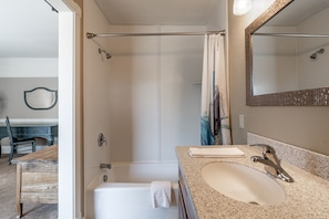Ferienhaus, Mehrere Betten | Badezimmer | Duschwanne, Haartrockner, Handtücher, Shampoo