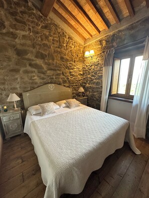 2 habitaciones, tabla de planchar con plancha y cuna de viaje 