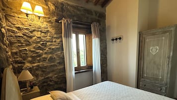 2 quartos, ferros/tåbuas de passar roupa, berço de viagem