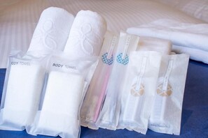 Un set di asciugamani piegati con cura ed etichette, tra cui “BODY TOWEL” e “Bath Spa”. 