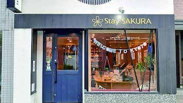 Check-in/check-out kiosk