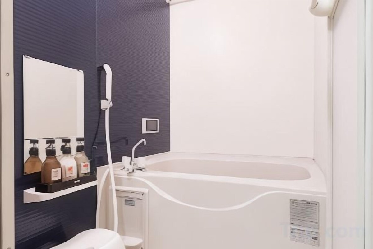 Bathroom | Combined shower/tub, free toiletries, hair dryer, slippers