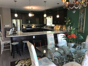 雪櫃、微波爐、焗爐、爐具