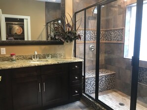 Ensemble douche/baignoire, sèche-cheveux