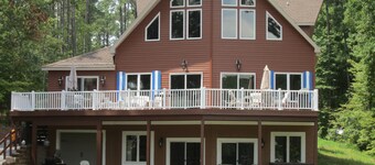 Paradis tropical sur le lac Gaston Boathouse / Kayaks / Paddle boards. Animaux acceptés!