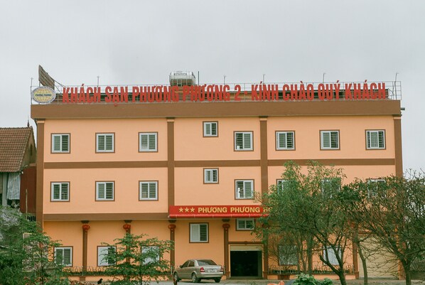 Vista frontal de la propiedad