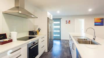 Casa, 5 habitaciones, vista al lago | Cocina privada | Refrigerador con congelador, microondas, horno y parrilla de estufa