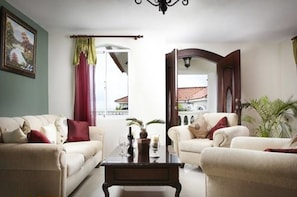 家庭別墅, 5 間臥室, 非吸煙房 | 客廳 | 32-吋平面電視、有線頻道、電視、 DVD 播放機