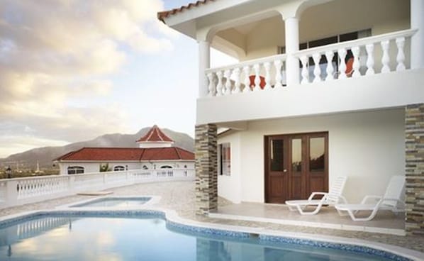 2 座室外游泳池