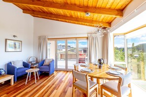 Maison, 3 chambres, vue lac | Coin séjour