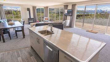 Casa, 4 habitaciones, vista al lago | Cocina privada | Refrigerador con congelador, microondas, horno y parrilla de estufa