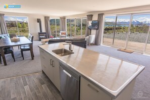 House, 4 Bedrooms, Lake View | Private kitchen | Full-size fridge, microwave, oven, stovetop