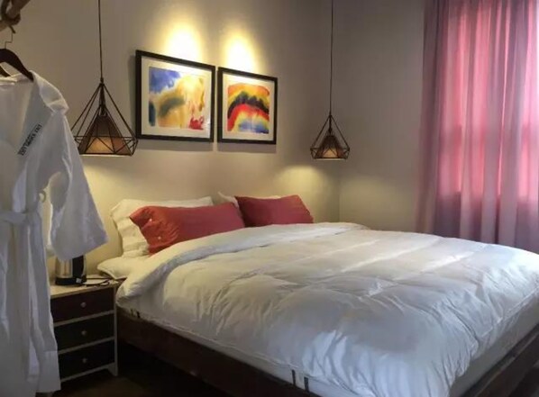 Schreibtisch, Verdunkelungsvorhänge, kostenloses WLAN