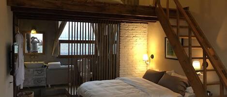 办公桌、遮光窗帘、免费 WiFi