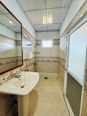 Deluxe Double Room  | Banheiro | Chuveiro, ducha de hidromassagem, produtos de toalete grátis 