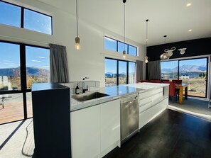 Casa, 3 quartos, vista para o lago | Cozinha privada | Geladeira grande, fogão, cooktop, lava-louças