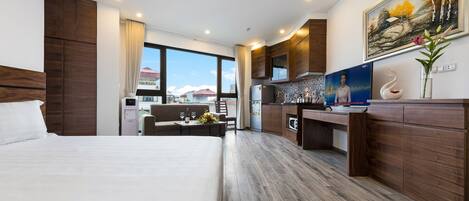 Studio | Premium bedding, desk, blackout drapes, free WiFi