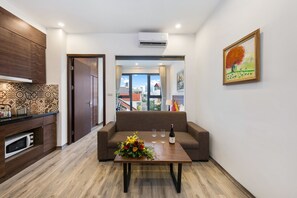 43-inch flat-screen TV with cable channels, TV - Granda West Lake Apartment (Hanoi)