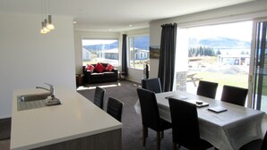 Casa, 3 camere da letto, vista lago | Pasti in camera